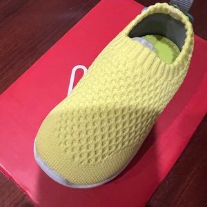 3 pairs of never worn size 5 toddler shoes